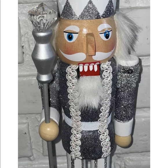 Diamond nutcracker